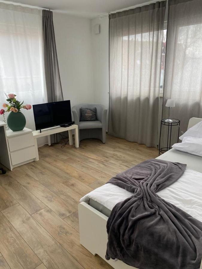 Ferienwohnungen Lamisto Am Waldesrand Neckartenzlingen Bagian luar foto